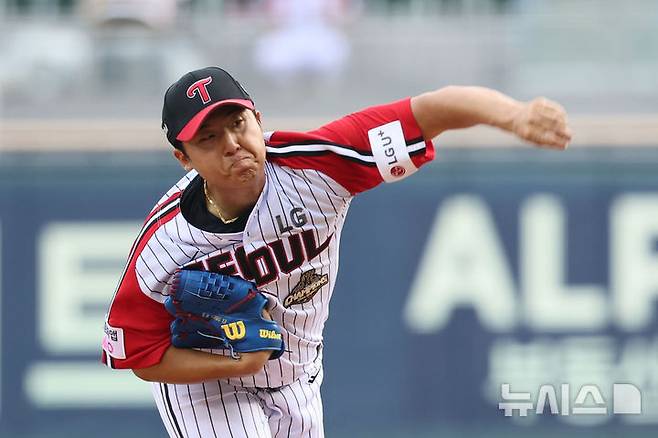 [서울=뉴시스] 권창회 기자 = 19일 서울 송파구 잠실야구장에서 열린 2026 KBO리그 KT 위즈와 LG 트윈스의 경기, 1회 초 LG 선발 송승기가 역투하고 있다. 2026.07.19. kch0523@newsis.com