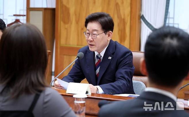 [서울=뉴시스] 조성봉 기자 = 이재명 대통령이 14일 청와대에서 열린 청년정책 대전환을 위한 청년정책 전문가 간담회에서 발언하고 있다. 2026.08.14. suncho21@newsis.com