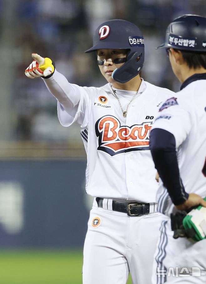 [서울=뉴시스] 조성우 기자 = 29일 서울 송파구 잠실야구장에서 열린 2026 KBO 리그 삼성 라이온즈와 두산 베어스의 경기, 두산 5회말 공격 1사 주자 2루서 박찬호가 안타를 때리고 출루한 뒤 세리머니를 하고 있다. 2026.04.29. xconfind@newsis.com