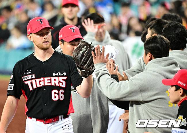 [OSEN=대구, 지형준 기자] 25일 대구삼성라이온즈파크에서 2024 신한 SOL뱅크 KBO 한국시리즈 3차전 삼성 라이온즈와 KIA 타이거즈의 경기가 열렸다.삼성은 대니 레예스, KIA는 에릭 라우어를 선발 투수로 내세웠다.경기에 앞서 KIA 라우어가 동료선수들과 하이파이브를 하고 있다. 2024.10.25 / jpnews@osen.co.kr
