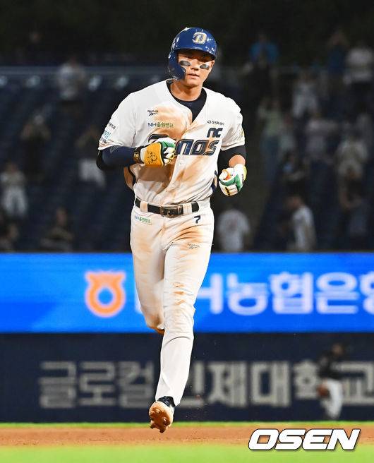[OSEN=창원, 이석우 기자] 13일 창원NC파크에서 2026 신한 SOL KBO 리그 NC 다이노스와 KT 위즈의 경기가 열렸다. 홈팀 NC는 테일러가, 방문팀 KT는 대니엘이 선발 출전했다. NC 다이노스 김주원이 8회말 우월 역전 솔로 홈런을 치고 그라운드를 돌고 있다. 2026.08.13 / foto0307@osen.co.kr