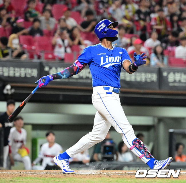 [OSEN=광주, 지형준 기자] 13일 광주-기아 챔피언스필드에서 2026 신한 SOL KBO리그 KIA 타이거즈와 삼성 라이온즈의 경기가 열렸다.KIA는 일본인투수 시라카와, 삼성은 푸른피의 에이스 원태인를 선발로 내세웠다.7회초 2사 1,2루에서 삼성 디아즈가 동점 우월 스리런포를 날리고있다. 2026.08.13 / jpnews@osen.co.kr