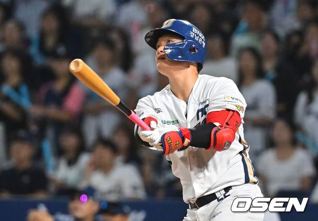 [OSEN=창원, 이석우 기자] 13일 창원NC파크에서 2026 신한 SOL KBO 리그 NC 다이노스와 KT 위즈의 경기가 열렸다. 홈팀 NC는 테일러가, 방문팀 KT는 대니엘이 선발 출전했다. NC 다이노스 안중열이 5회말 2사 좌월 솔로 홈런을 치고 있다. 2026.08.13 / foto0307@osen.co.kr