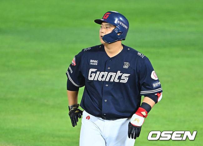 [OSEN=부산, 이석우 기자] 14일 부산 사직야구장에서 2026 신한 SOL KBO 리그 롯데 자이언츠와 NC 다이노스의 경기가 열렸다. 홈팀 롯데는 김진욱이, 방문팀 NC는 토다가 선발 출전했다.롯데 자이언츠 한동희가 6회말 1사 만루 유격수 병살타를 치고 아쉬워하고 있다. 2026.08.14 / foto0307@osen.co.kr