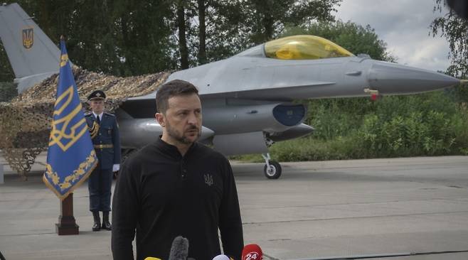 볼로디미르 젤렌스키 우크라이나 대통령이 2024년 8월 F-16 전투기를 배경으로 기자회견을 하고 있다. AP 연합뉴스