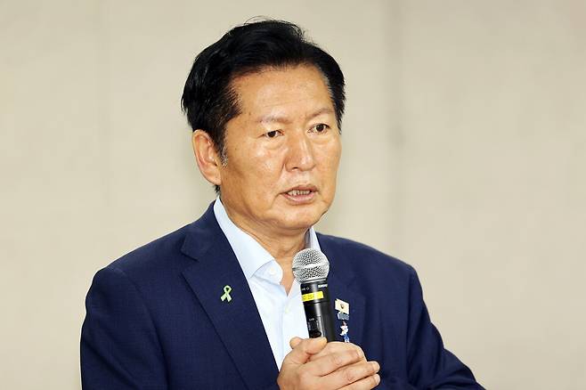 더불어민주당 8·17 전당대회에 출마한 정청래 당 대표 후보가 8월11일 오전 전남광주 북구 풍향동 광주교육대학교 교육매체센터에서 열린 초청강연회에 참석해 발언하고 있다. ⓒ연합뉴스