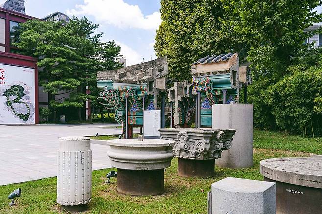 서울역사박물관 외부에서는 콘크리트 광화문과&nbsp;조선총독부 청사의 잔재를 볼 수 있다