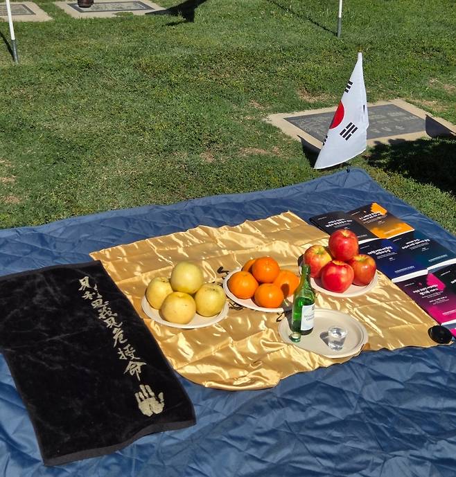 2025년 국제학술심포지엄 당시 한인 묘지를 찾아 제사를 지내는 모습 [심옥주 한국여성독립연구소장 제공. 재판매 및 DB금지]