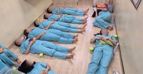 법무부, 청주여자교도소서 제3차 교정시설 현장 진단 법무부가 6월 17일 충북 청주여자교도소에서 진행한 제3차 교정시설 현장 진단에서 수용복을 착용한 법조기자단이 수용자의 일과를 직접 체험하는 모습. [법무부 제공. 재판매 및 DB금지]