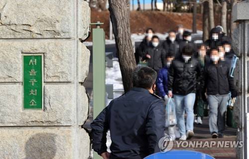 가석방되는 서울구치소 수형자들 교정시설의 코로나19 확산을 막기 위해 2021년 1월 14일 오전 경기도 의왕시 서울구치소에서 수형자들이 조기 가석방되는 모습[연합뉴스 자료사진]