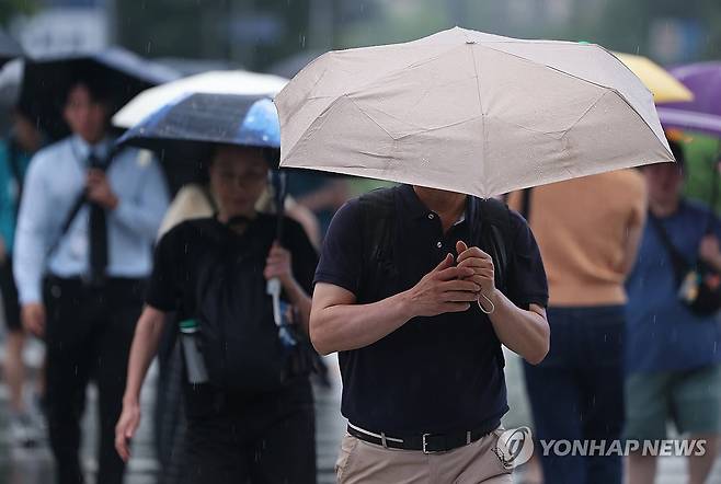 우산 꾹 눌러쓰고 [연합뉴스 자료사진]