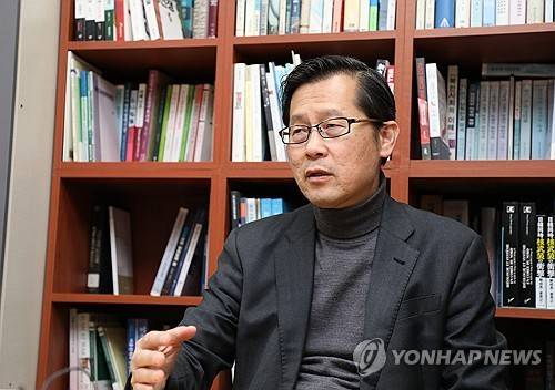 연합뉴스와 인터뷰 중인 정성장 세종연구소 부소장 [진성철 기자 촬영]