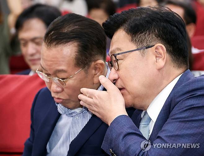 얘기 나누는 정점식-권영세 (서울=연합뉴스) 배재만 기자 = 국민의힘 정점식 원내대표(오른쪽)와 권영세 의원이 14일 국회 의원회관에서 열린 '부동산 세제개편안 긴급 진단 토론회'에서 얘기를 나누고 있다. 2026.8.14 scoop@yna.co.kr