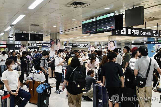 日 지바현 폭우로 나리타공항에 갇힌 여행객들 (지바 교도=연합뉴스) 14일 일본 지바현에 '기록적인 폭우'가 쏟아진 가운데, 나리타공항에 갇힌 여행객들이 로비에 모여있다. 지바현에서는 13일 오후부터 시간당 100㎜가 넘는 폭우가 쏟아졌다. 폭우로 전차·버스 운행이 멈추면서 나리타공항에서는 약 7천명의 이용객이 밤새 머물렀다. 2026.8.14 bkkim@yna.co.kr