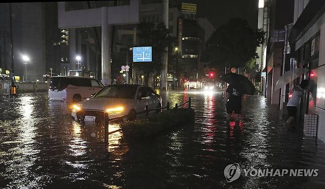 日지바현에 기록적 폭우…비에 잠긴 도로 (지바 교도=연합뉴스) 14일 '기록적인 폭우'가 쏟아진 일본 지바현 지바시의 도로가 물에 잠겨 있다. 2026.8.14 bkkim@yna.co.kr