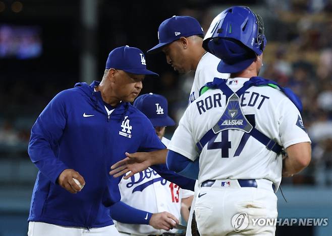 디아스를 마운드에서 교체하는 다저스 로버츠 감독 [게티이미지/AFP=연합뉴스]