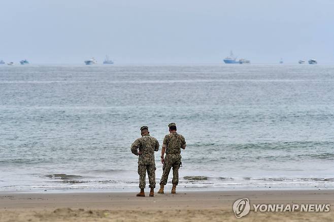 에콰도르 해변을 순찰하는 해군 대원들. [EPA=연합뉴스. 재판매 및 DB 금지] ※ 기사와 직접적 관련 없음