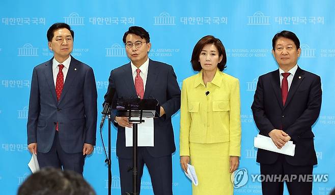 기자들 질문에 답하는 권창영 특검 규탄 국민의힘 의원들 (서울=연합뉴스) 배재만 기자 = 국민의힘 김기현(왼쪽부터), 윤상현, 나경원, 권영진 의원이 1일 국회 소통관에서 권창영 2차 종합특별검사팀과 관련, 야당을 탄압 수사하는 특검이라며 규탄 기자회견을 열고 기자들 질문에 답하고 있다. 2026.7.1 scoop@yna.co.kr