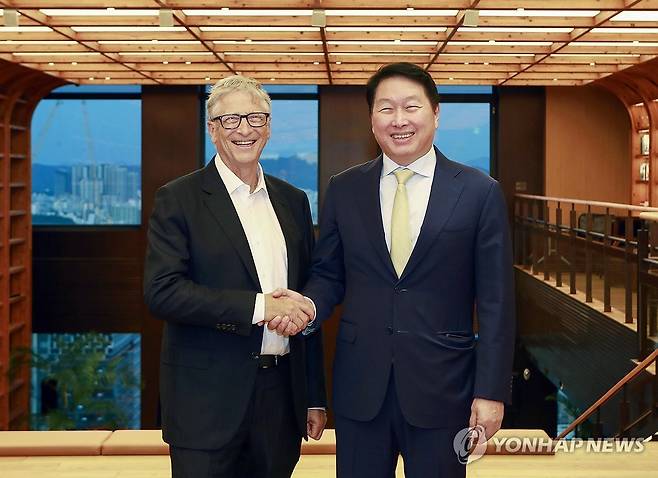 최태원 회장, 빌 게이츠 이사장과 만나 (서울=연합뉴스) 최태원 SK 회장과 빌 게이츠 게이츠재단 이사장이 지난 21일 서울 종로구 SK서린빌딩에서 악수를 하고 있다. 2025.8.22 [SK 수펙스추구협의회 제공. 재판매 및 DB 금지] photo@yna.co.kr