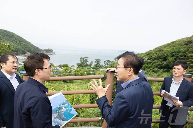 김윤덕 국토교통부 장관이 지난 5월 부산 가덕도 신공항 건설 예정지를 방문해 사업 추진 현황을 점검하고 있다. (국토교통부 제공. 재판매 및 DB 금지) ⓒ 뉴스1 김성진 기자
