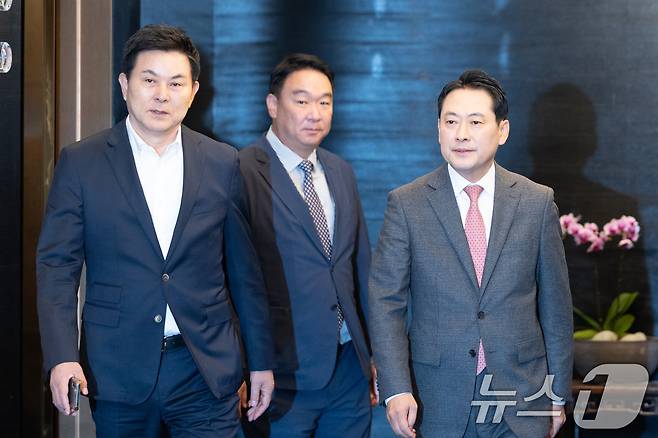 장동혁 국민의힘 대표(오른쪽)가 지난해 11월 19일 서울 여의도의 한 식당으로 중진 오찬을 위해 발걸음을 옮기고 있다. 왼쪽은 김태호 의원. 2025.11.19 ⓒ 뉴스1 이승배 기자