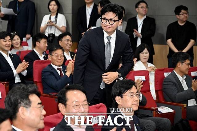 한동훈 무소속 의원이 11일 오후 서울 여의도 국회 의원회관에서 열린 국민의힘 부산시당 주최 '2차 공공기관 이전, 왜 부산이 답인가' 토론회에 참석해 인사하는 모습. /박상민 기자