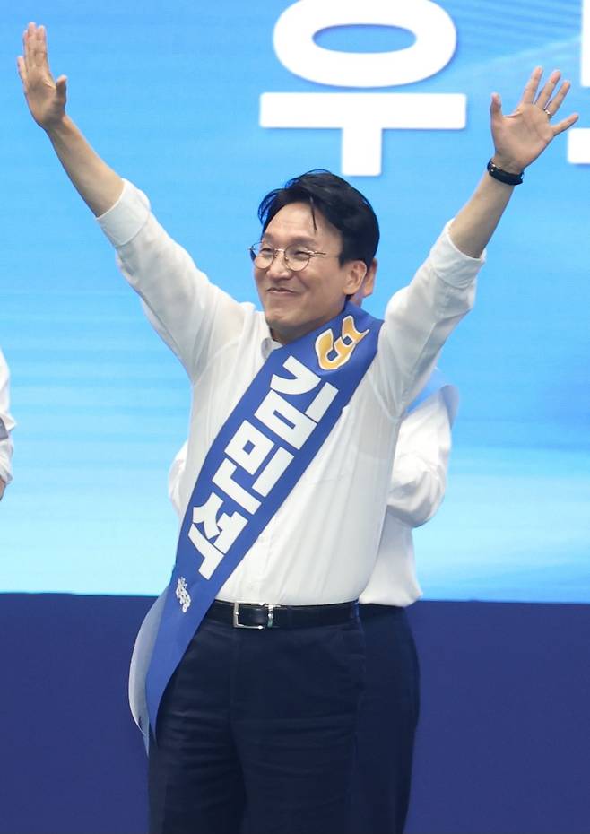 김민석 더불어민주당 당대표 후보가 15일 전북 익산시 원광대학교 문화체육관에서 열린 민주당 당대표·최고위원 선출을 위한 전북 합동연설회에서 인사를 하고 있다. 익산=뉴스1