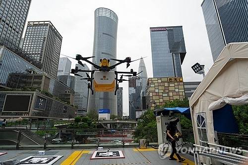 2025년 9월 중국 광동성 선전시에서 택배 배달을 시연하는 드론. AP=연합뉴스
