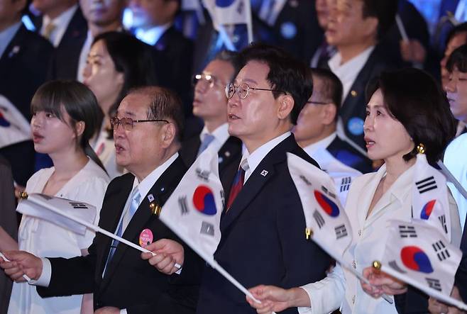 이재명 대통령과 김혜경 여사가 15일 서울 종로구 세종문화회관에서 열린 제81주년 광복절 경축식에서 참석자들과 광복절 노래를 제창하고 있다. 연합뉴스