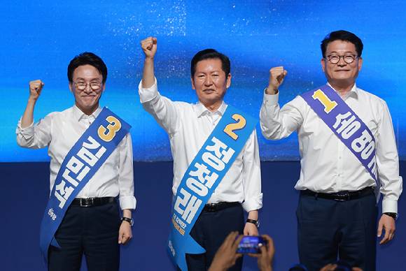 더불어민주당 김민석·정청래·송영길 당 대표 후보가 15일 전남광주 나주시 나주종합스포츠파크 다목적체육관에서 열린 민주당 대표·최고위원 전남광주 합동연설회에 참석해 기념 촬영하고 있다. 2026.8.15 [사진=연합뉴스]