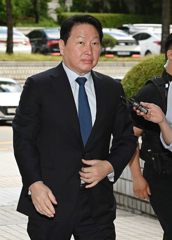 최태원 SK그룹 회장이 6월 26일 서울 서초구 서울고등법원에서 열린 재산 분할 파기환송심 2차 변론기일에 출석하고 있다.  사진=한국경제신문