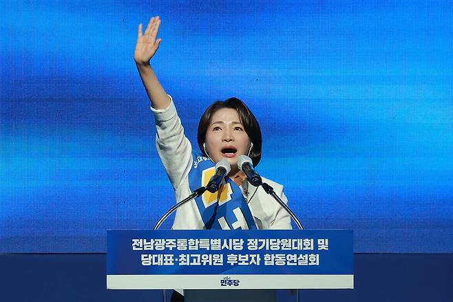 더불어민주당 서미화 최고위원 후보가 15일 전남광주 나주시 나주종합스포츠파크 다목적체육관에서 열린 민주당 대표·최고위원 전남광주 합동연설회에 참석해 정견 발표하고 있다. 연합뉴스