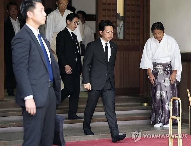고이즈미 신지로 일본 방위상이 한국 광복절이자 일본 패전일인 15일 오전 야스쿠니 신사를 참배하고 있다. 일본 현직 각료로는 7년 연속이다. [연합뉴스]