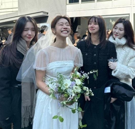 3년 전 결혼한 그룹 걸스데이 소진의 웨딩드레스가 30만원대 제품이었던 것으로 드러났다. /사진=혜리 인스타그램