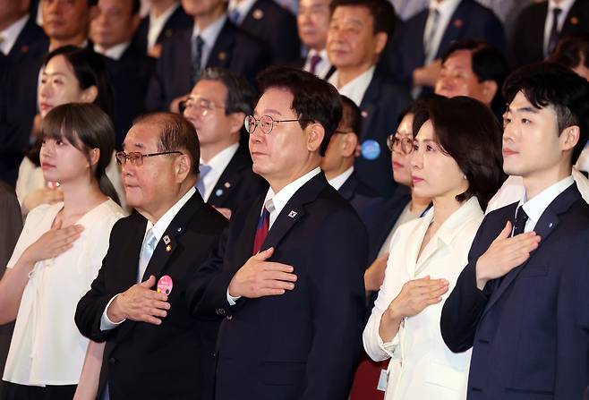 이재명 대통령과 김혜경 여사가 15일 서울 종로구 세종문화회관에서 열린 제81주년 광복절 경축식에서 국기에 경례하고 있다. [연합]