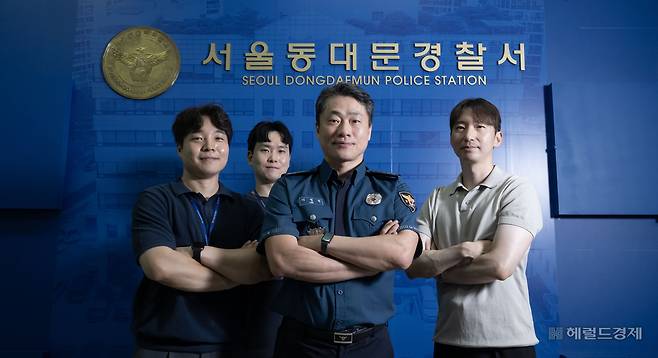 이재훈(왼쪽부터) 경사, 김준영 경사, 이명원 서장, 정창윤 경감이 11일 오후 서울 동대문경찰서에서 헤럴드경제와 인터뷰에 앞서 포즈를 취하고 있다. 임세준 기자