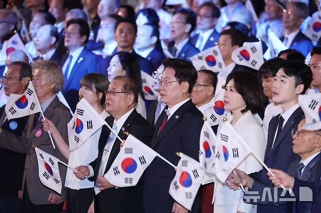 [서울=뉴시스] 조성봉 기자 = 이재명 대통령과 김혜경 여사가 15일 서울 종로구 세종문화회관에서 열린 제81주년 광복절 경축식에서 참석자들과  광복절 노래를 제창하고 있다.(청와대통신사진기자단) 2026.08.15.&nbsp;suncho21@newsis.com