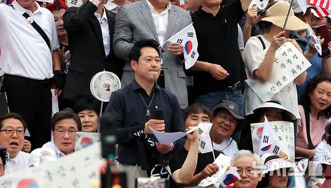 [서울=뉴시스] 박주성 기자 = 장동혁 국민의힘 대표가 광복절인 15일 서울 송파구 올림픽공원 핸드볼경기장에서 열린 투표 용지 부족 사태 관련 참정권 수호 집회에 참석하고 있다. 2026.08.15. park7691@newsis.com
