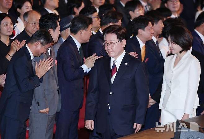 [서울=뉴시스] 조성봉 기자 = 이재명 대통령과 김혜경 여사가 15일 서울 종로구 세종문화회관에서 열린 제81주년 광복절 경축식에 입장하고 있다.(청와대통신사진기자단) 2026.08.15. suncho21@newsis.com