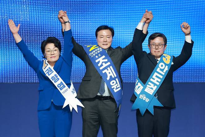 더불어민주당 전남광주통합특별시당 위원장 후보인 권향엽(왼쪽부터)·조계원·안도걸 의원이 15일 전남광주 나주시 나주종합스포츠파크 다목적체육관에서 열린 전남광주 정기당원대회에 참석해 기념 촬영하고 있다. 연합뉴스