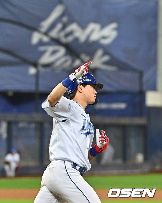 [OSEN=대구, 이석우 기자] 2일 대구삼성라이온즈파크에서 2026 신한 SOL KBO 리그 삼성 라이온즈와 NC 다이노스의 경기가 열렸다. 홈팀 삼성은 후라도가, 방문팀 NC는 토다가 선발 출전했다. 삼성 라이온즈 박승규가 8회말 1사 1,3루 좌월 동점 3점 홈런을 치고 세리머니를 하고 있다. 2026.06.02 / foto0307@osen.co.kr