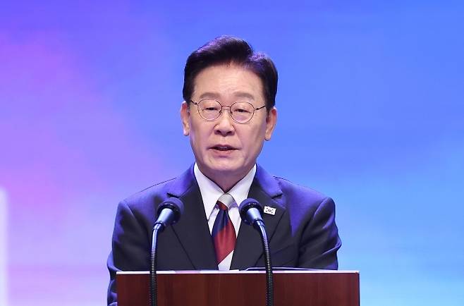 이재명 대통령, 광복절 경축사 - 이재명 대통령, 광복절 경축사     (서울=연합뉴스) 김도훈 기자 = 이재명 대통령이 15일 서울 종로구 세종문화회관에서 열린 제81주년 광복절 경축식에서 경축사를 하고 있다. 2026.8.15     superdoo82@yna.co.kr (끝)