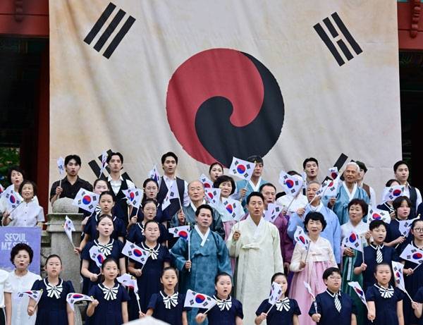 15일 ‘제81주년 광복절 기념 타종행사’에 참석한 임만균 서울특별시의회 의장이 광복절 노래를 합창하고 있다.