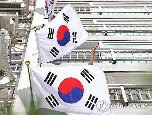 아파트에 게양된 태극기 [연합뉴스 자료사진. 재배포 DB 금지]