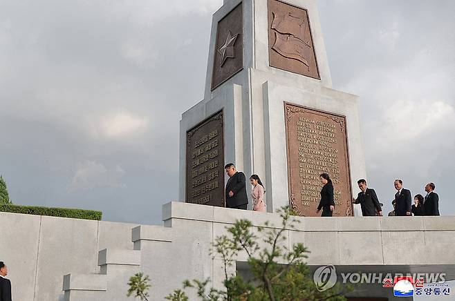 북한 김정은, 광복 81주년 맞아 해방탑 참배 (평양 조선중앙통신=연합뉴스) 김정은 북한 국무위원장이 지난 14일 부인 리설주, 딸 주애와 함께 조국해방(광복) 81주년을 맞아 해방탑을 참배했다고 조선중앙통신이 15일 보도했다. 2026.8.15 
    [국내에서만 사용가능. 재배포 금지. For Use Only in the Republic of Korea. No Redistribution] nkphoto@yna.co.kr