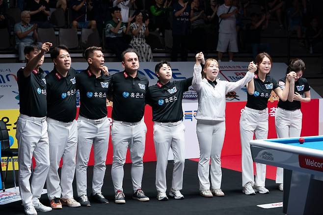 경기 후 관중에게 인사하는 휴온스 선수단 [PBA 제공. 재판매 및 DB 금지]