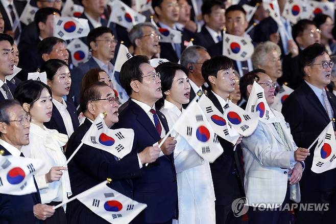 광복절 노래 제창하는 이재명 대통령 부부 (서울=연합뉴스) 홍해인 기자 = 이재명 대통령과 김혜경 여사가 15일 서울 세종문화회관에서 열린 80주년 광복절 경축식에서 참석자들과 함께 태극기를 흔들며 광복절 노래를 제창하고 있다. 2025.8.15 [대통령실통신사진기자단] hihong@yna.co.kr
