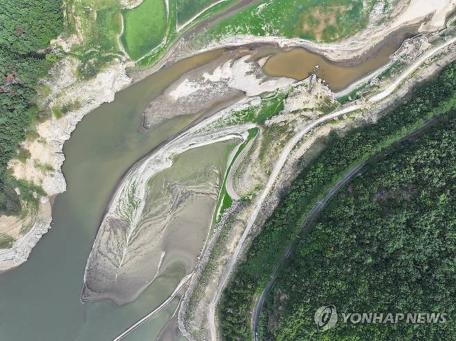 청도 운문댐 저수율 25.1%…가뭄 '심각' (청도=연합뉴스) 윤관식 기자 = 10일 경북 청도군 운문댐 저수율이 25.1%까지 떨어지며 수위가 낮아져 있다. 2026.8.10 psik@yna.co.kr