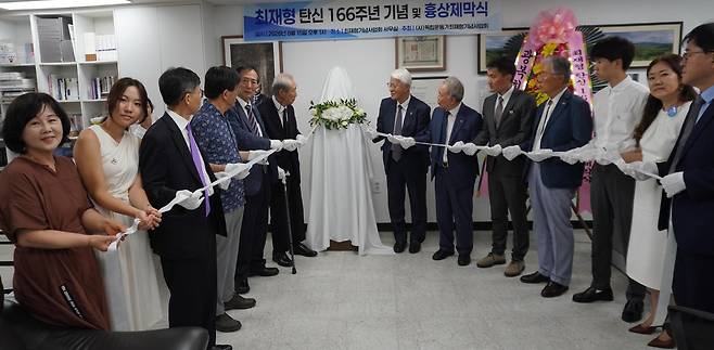 독립운동가 최재형 선생 흉상 제막식 (서울=연합뉴스) 사단법인 독립운동가 최재형 기념사업회는 15일 서울 용산구에 있는 사무실에서 '최재형 탄신 166주년 기념 및 흉상 제막식'을 열고 각계 후원으로 제작한 최 선생의 흉상을 제막했다. 이날 행사에는 광복절을 맞아 국가보훈부 초청으로 한국을 방문한 최재형 선생의 후손들이 함께 참석했다. 2026.8.15 [최재형 기념사업회 제공. 재판매 및 DB 금지]