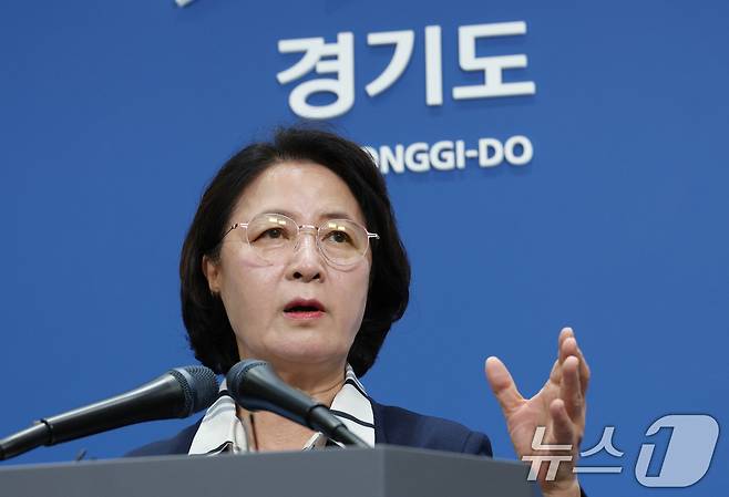 추미애 경기도지사가 지난 5일 경기 수원시 영통구 경기도청 브리핑룸에서 열린 '경기도 재정상황 관련 기자회견'에서 재정 비상 선언을 하고 있다. ⓒ 뉴스1